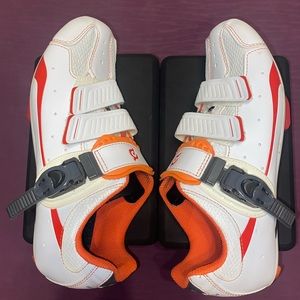 RARE Peloton cycling shoes in white size 42. Great condition.